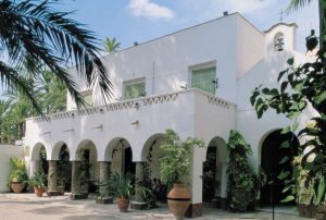 Casa con elementos de palmera en el Jardín Huerto del Cura Elche