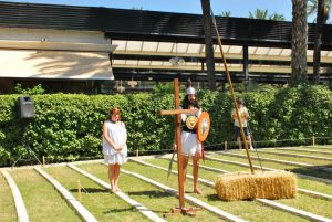 Foto de los pobladores Elche en la Rotonda del Parque Municipal Elche en el Ágora Heliketana