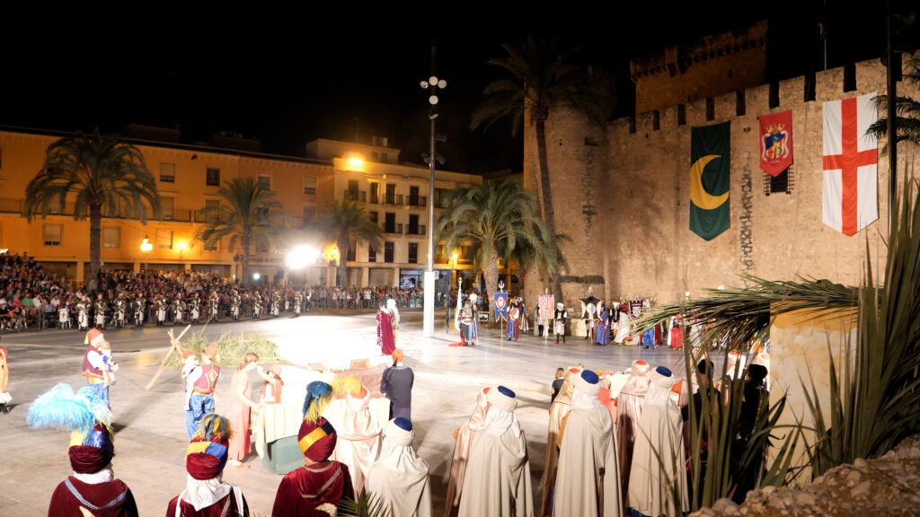 Fiesta Moros y Cristianos Elche, embajada mora y cristiana, al fondo el Palacio de Altamira