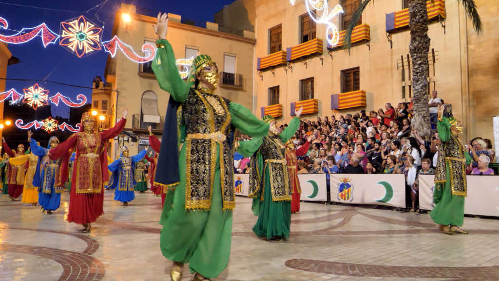 Fiesta de Moros y Cristianos en Elche, imagen de una de las comparsas desfilando en la Plaça de Baix, Ayuntamiento de Elche