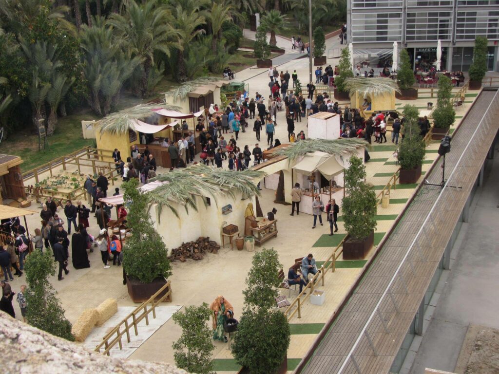 Foto panorámica del Belén Viviente con el palmeral de Elche al fondo