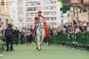 Llegada de Cantó al Ayuntamiento de Elche para comunicar el hallazgo del Arca de la Virgen en la Playa de El Tamarit. Fiestas de la Venida de la Virgen Elche.