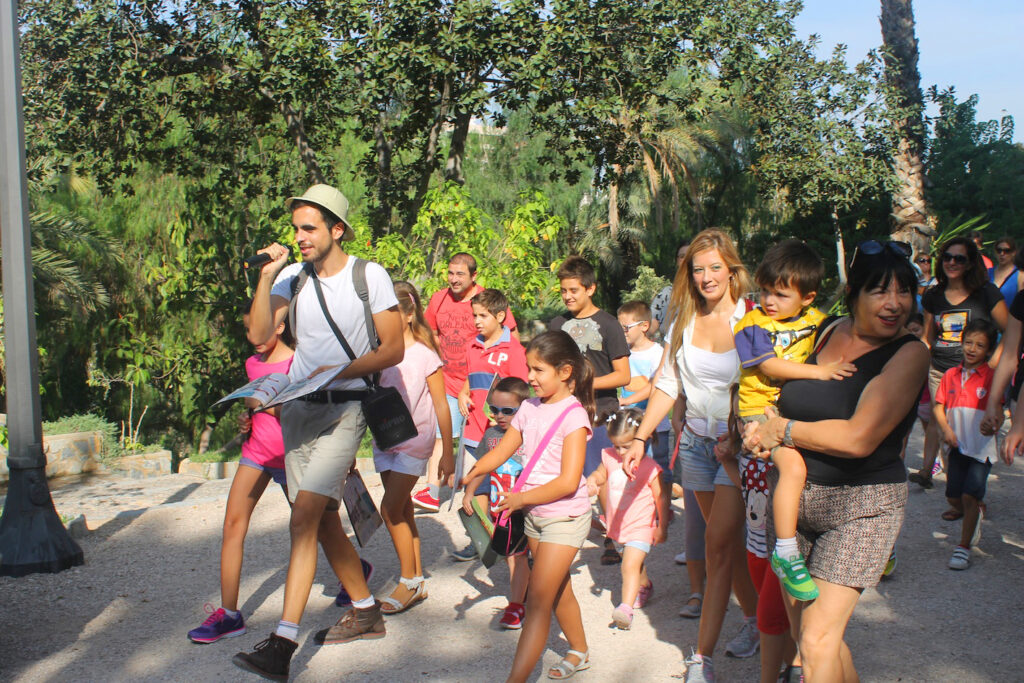 Foto de grupo. Gincana Ili Palmir en busca de los dragones. Ruta para visitar Elche con niños.