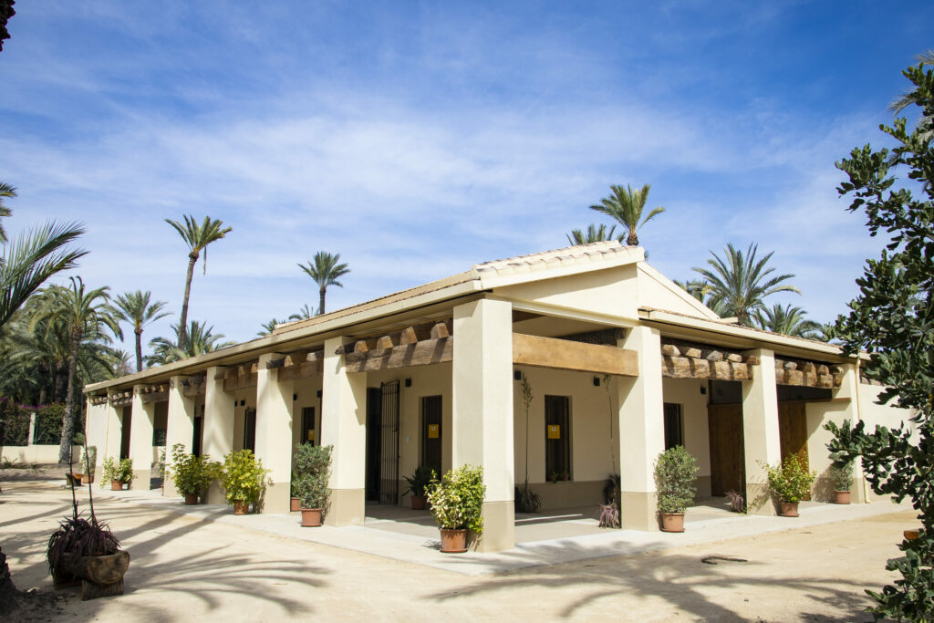 Exterior de la casa del Hort dels Pontos en el Palmeral de Elche