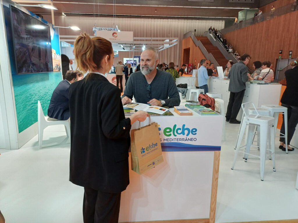 VisitElche presenta su oferta turística en Expovacaciones de Bilbao