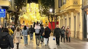 Foto del ambiente Navideño y luces de Navidad en la Plaça de Baix Elche