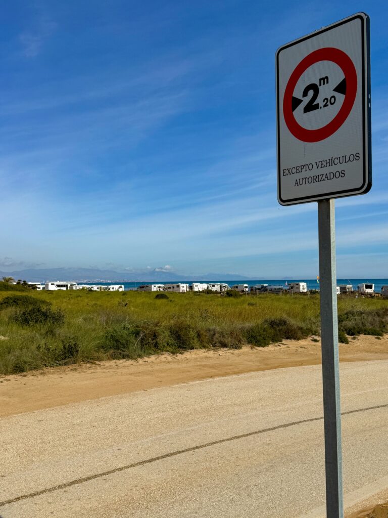 Zona no permitida de caravanas en las playas de Elche